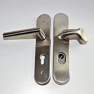 Krukstel/Greep/Hendel breedschild Complete set binnen en buiten(kant) Met kerntrek beveiliging Vaste knop niet draaibaar PC72 Progriff SKG*** Massief RVS! HoH bevestigings maten: Boven-Midden= 100mm / Boven-Onder= 217mm.