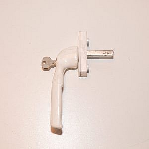Buva Raamhendel/raamklink/raamgreep afsluitbaar wit Rechts / HOH bevestigings maten= 43mm / Lengte stift= 41mm Licht beschadigd.