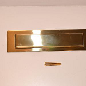 Brievenbus Goud/Messing Buitenklep / Lengte= 327mm / Breedte= 85mm (brievenbus) (goud) (messing) (buitenklep) (huis) (deur) (tochtklep) (deurklep) (briefklep)  dit wordt voor houten voordeuren  gebruikt. dit is  enkel de buitenklep! Messing goud.