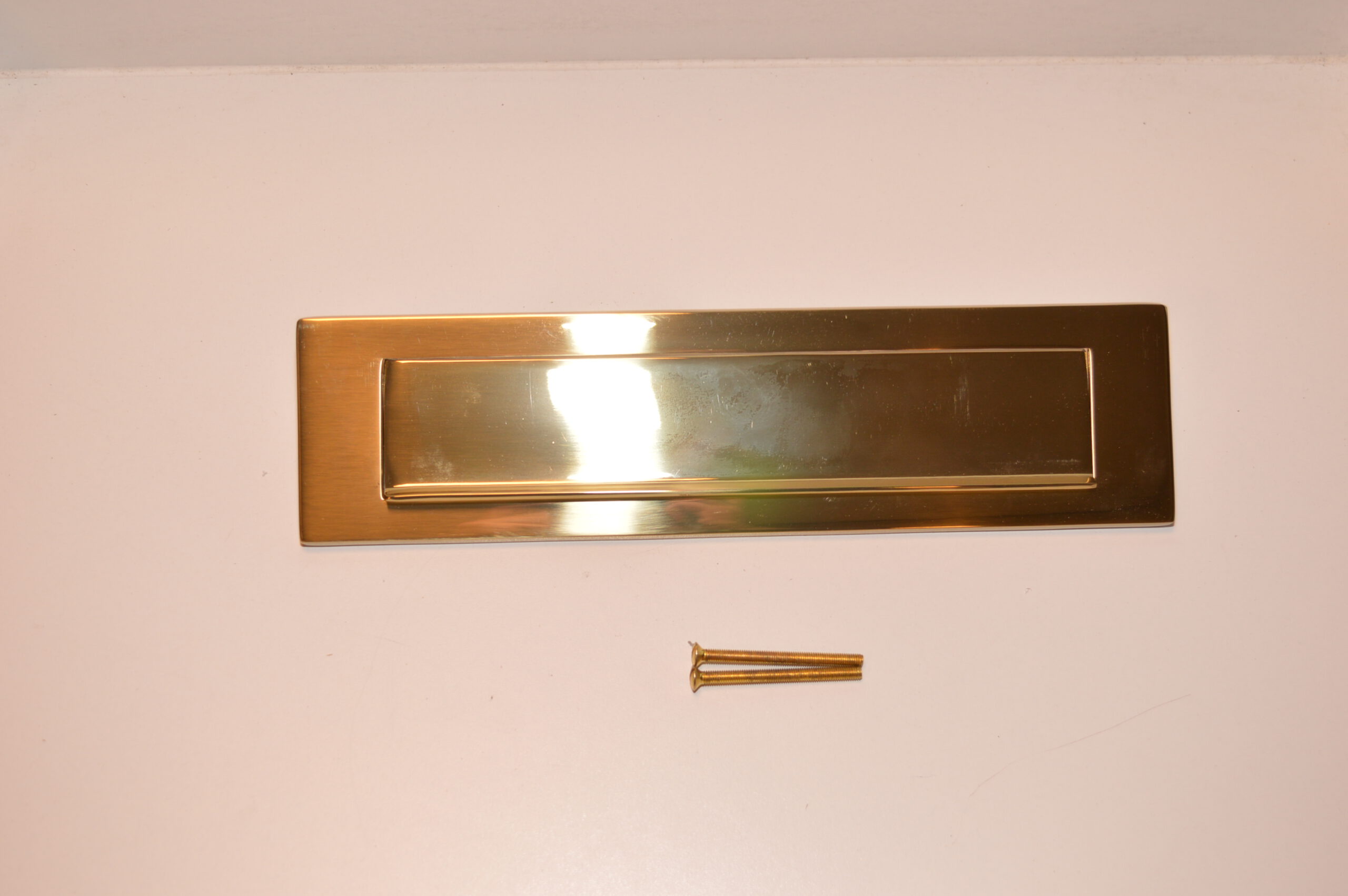 Brievenbus Goud/Messing Buitenklep / Lengte= 327mm / Breedte= 85mm (brievenbus) (goud) (messing) (buitenklep) (huis) (deur) (tochtklep) (deurklep) (briefklep) dit wordt voor houten voordeuren gebruikt. dit is enkel de buitenklep! Messing goud.