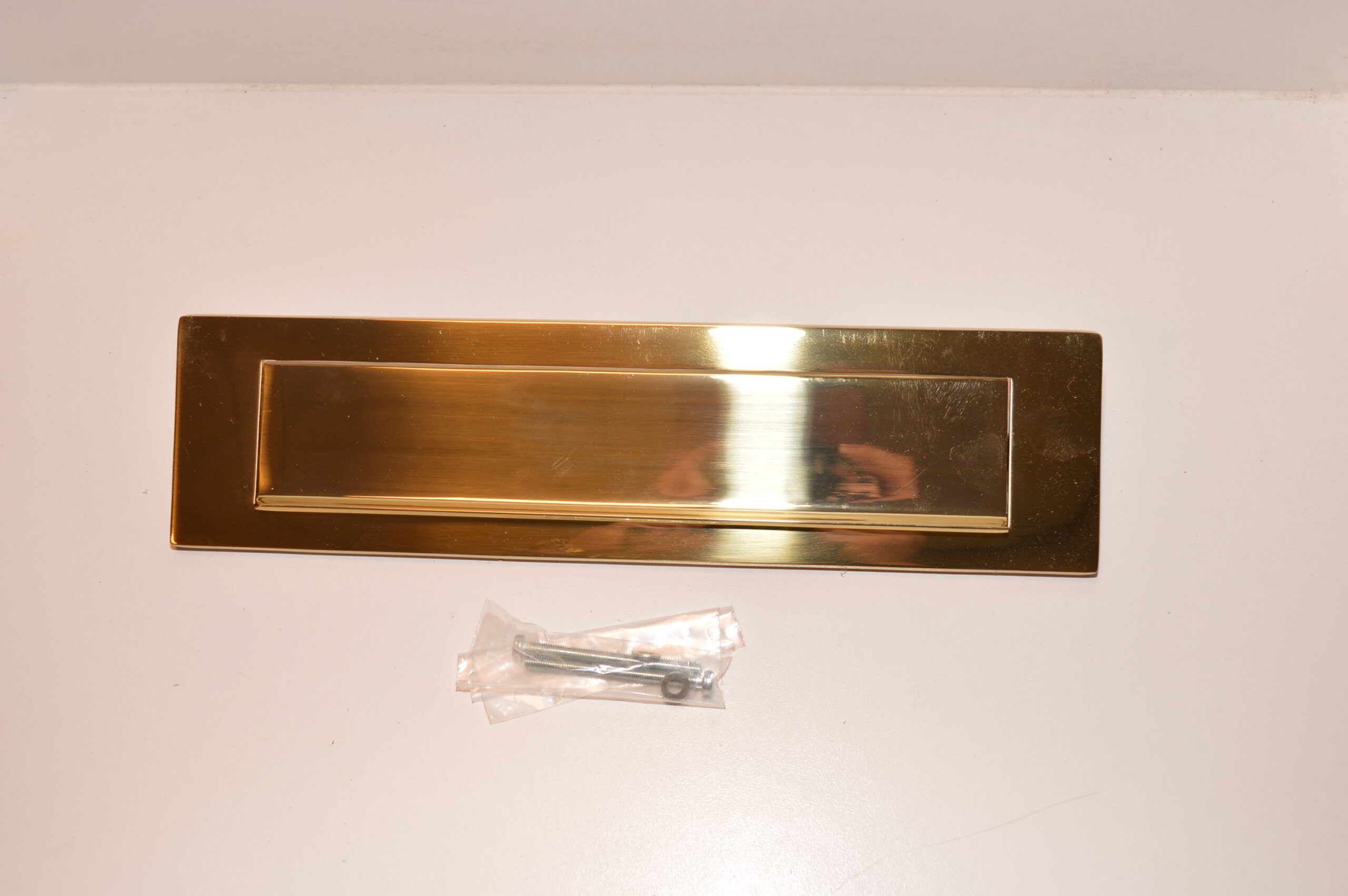 Dalla villa Goude/messing Brievenbus / Lengte= 327MM / Breedte = 85mm (brievenbus) (dalla villa) (goud) (messing) (tochtklep) (voordeur) (deur) (huis) (buitenklep) Italiaan's design slim design voor buitenkant van de deur. dit is voor de buitenkant. Dalla villa brievenklep