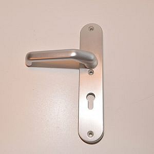 Deurkruk Breed schild geveerd / Binnenkruk EV1 / PC72/ Lengte= 245mm / Breedte = 50mm / HoH Bevestigings maten: Boven-midden : 93MM / Boven-onder: 225mm.