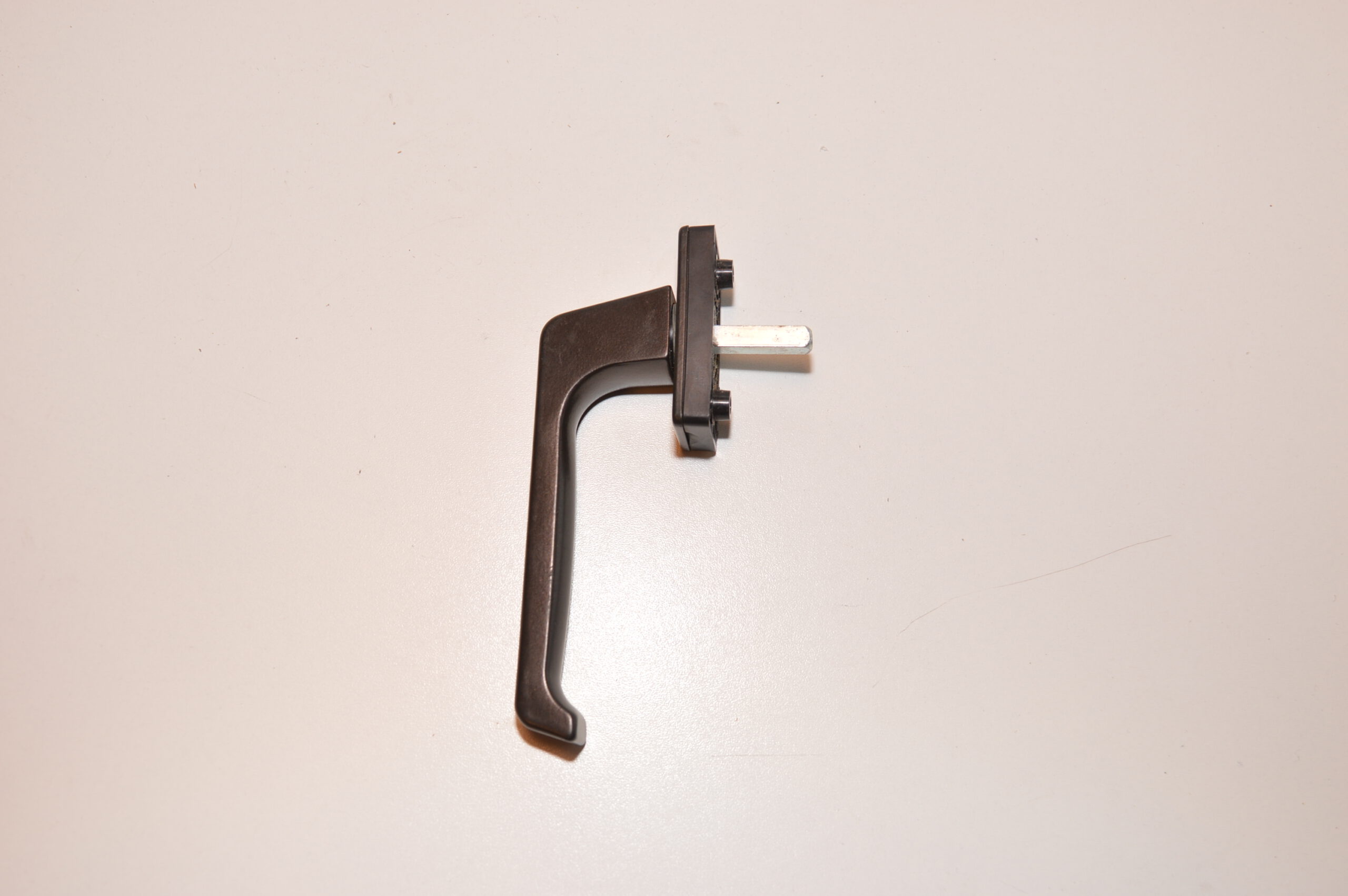 Draaikiep Hendel/greep/Raamgreep/Raamhendel Bruin Tbv draaikiep raam / HoH bevestigings maat: 45MM / Lengte stift = 30mm (kruk) (hendel) (greep) (draaikiep) (draaikiepgreep) (klink) (raamboom) (raamgrendel) (raambeslag) ( plaque tournante) ( Dreh- und Kippbeschläge) (Fenstergriff) ( poignée de fenêtre)