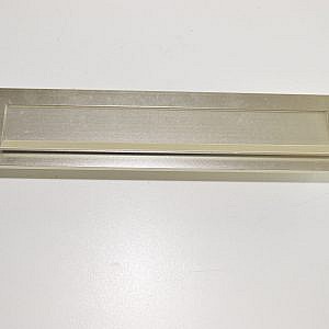 Brievenbus Buiten Zilver / Breedte= 325mm / Lengte= 68mm (brievenbus) (voordeur) (deur) (bus) (briefkast) (tochtklep) (brievenklep) ( Briefkasten) ( boîte aux lettres) Lichte krasjes. voor de buitenkant voor de deur.