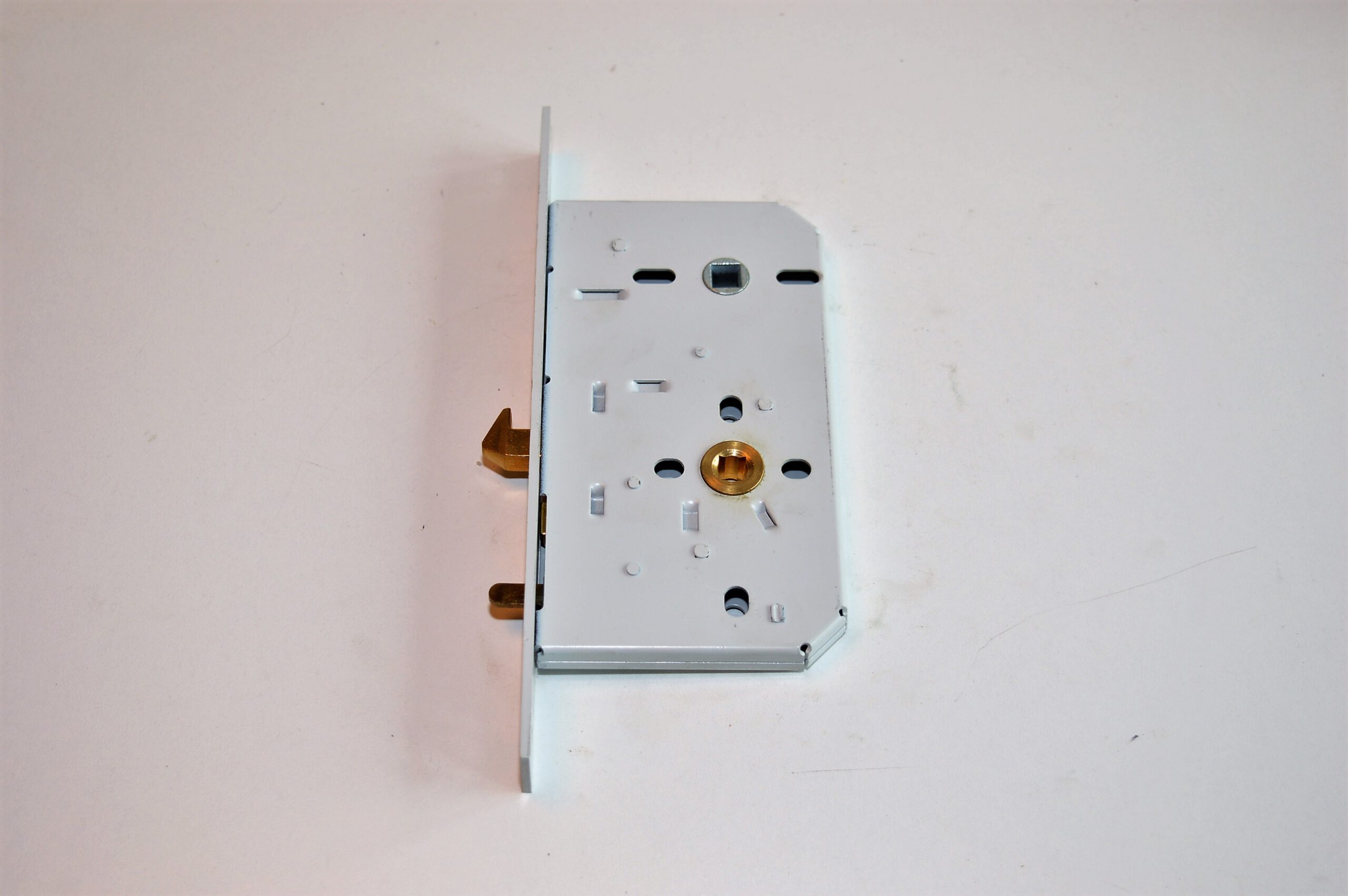 Nemef schuifdeur slot 624/5 Messing doornmaat 60mm Pc-maat 72mm. Voorplaat breedte 24mm Vlak. Lengte voorplaat 235mm. (nemef) (schuifdeur) (deur) (schuif slot) (schuifpui) (schuifraam)(insteekslot) (haakslot) (haak) (schuif) (slotje) (dag en nachtslot)