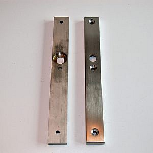 Blind Deurschild/garnituur Massief RVS P+E / Lengte= 250mm / Breedte= 30mm / Hoh maat bevestiging Boven-Midden= 103mm / boven-beneden= 220mm. (deurkruk) (deurgarnituur) (deurschild) (RVS) (massief) (garnituur) (schild) (kruk) (blindgarnituur) (blindschild)