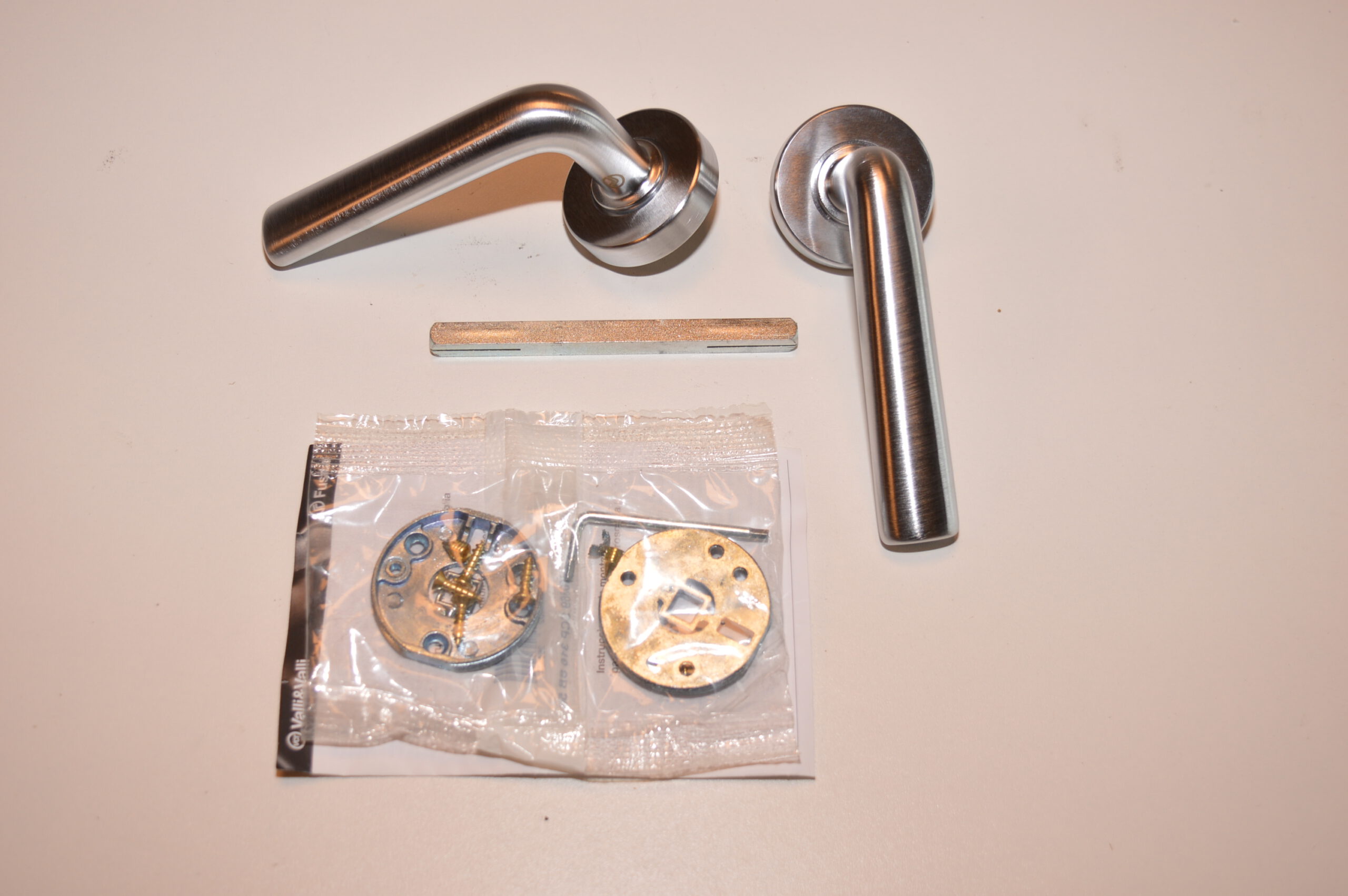 Fusital VCR deurkruk/deurgreep mat chroom geborsteld op rond rozet. Complete set inclusief rozet en schroeven etc.