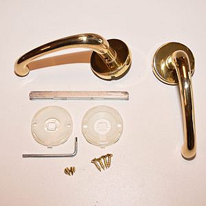 Valli Valli messing deurkruk op rond rozet gebogen model . DEURKR M/ROZ VV H  41R MES