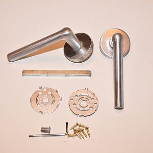 Ecostile design deurkruk mat zilver geborsteld op rond rozet ES italy brev